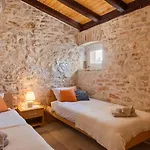 Villa Rustic Casa Tessa With Outdoor Pool In Tar
